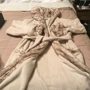 NWOT Pottery Barn Faux Fur Robe Large L